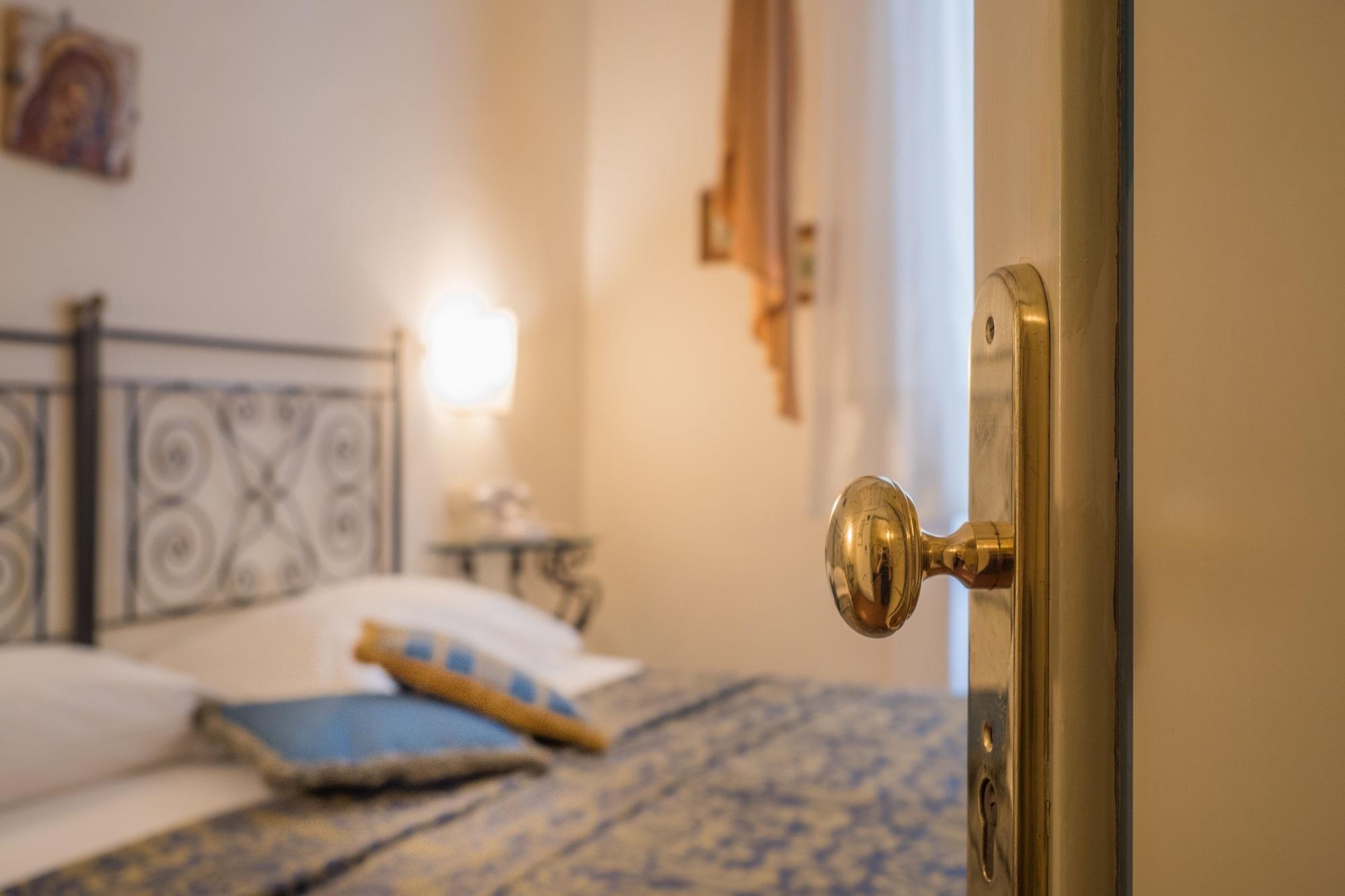 B&B Piccolo Hotel กอร์โตนา ภายนอก รูปภาพ